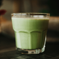 Foto segelas matcha latte creamy berwarna hijau pucat